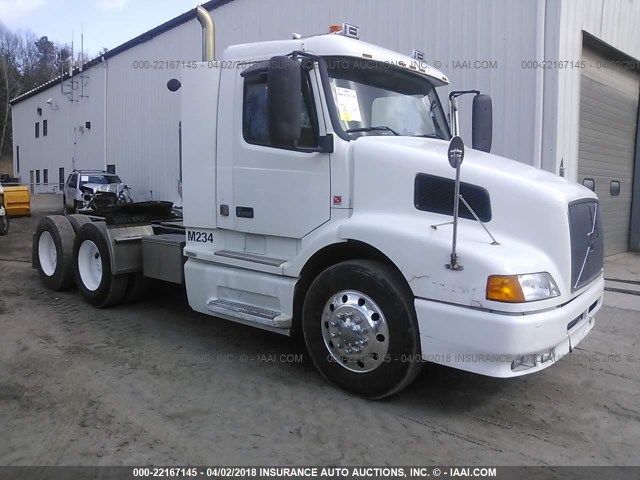 4V4ND2RH2YN244380 - 2000 VOLVO VN WHITE photo 1