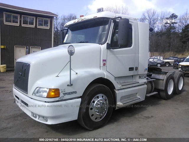 4V4ND2RH2YN244380 - 2000 VOLVO VN WHITE photo 2