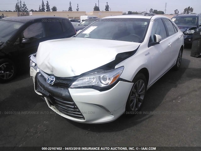 4T1BD1FK3HU217473 - 2017 TOYOTA CAMRY HYBRID/LE/XLE/SE WHITE photo 2