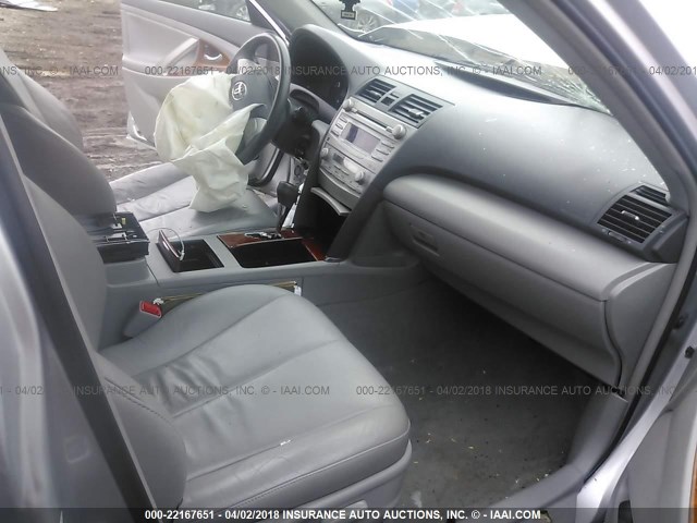 4T1BF3EK5BU594966 - 2011 TOYOTA CAMRY SE/LE/XLE Серебристый фото 5