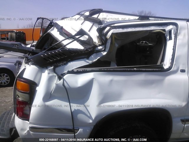 3GKGK26U51G150766 - 2001 GMC YUKON XL K2500 WHITE photo 6