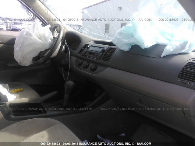 4T1BE32K52U078114 - 2002 TOYOTA CAMRY LE/XLE/SE 白色 照片 5