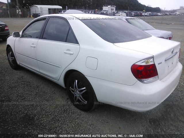 4T1BE32K85U580572 - 2005 TOYOTA CAMRY LE/XLE/SE 白色 照片 3