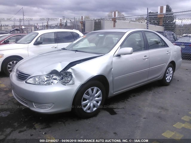 4T1BE32K15U966816 - 2005 TOYOTA CAMRY LE/XLE/SE 银色 照片 2