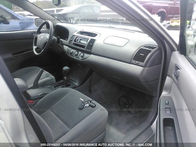 4T1BE32K15U966816 - 2005 TOYOTA CAMRY LE/XLE/SE 银色 照片 5