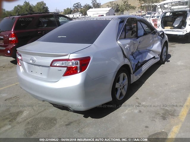 4T1BF1FK4EU784037 - 2014 TOYOTA CAMRY L/SE/LE/XLE 银色 照片 4