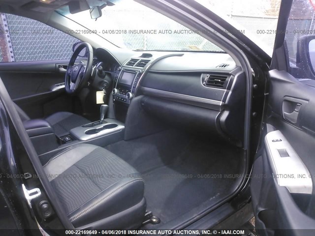 4T1BF1FK1CU077653 - 2012 TOYOTA CAMRY SE/LE/XLE 黑色 照片 5