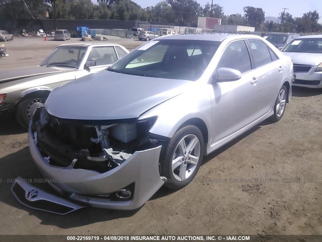 4T1BF1FK2CU202465 - 2012 TOYOTA CAMRY SE/LE/XLE SILVER photo 2