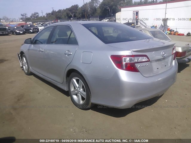 4T1BF1FK2CU202465 - 2012 TOYOTA CAMRY SE/LE/XLE SILVER photo 3