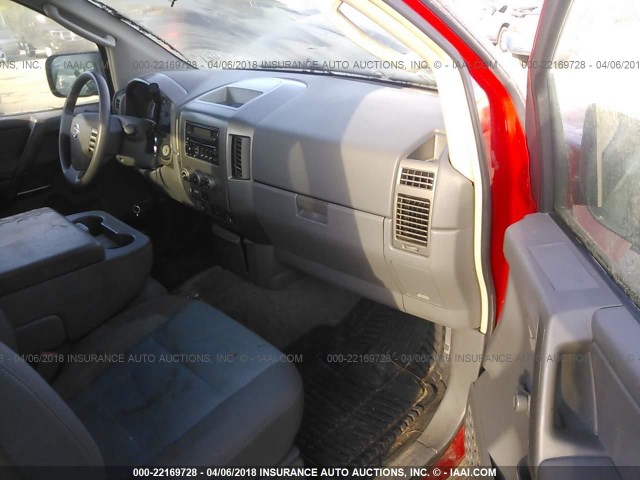 1N6BA06A15N560641 - 2005 NISSAN TITAN XE/SE/LE RED photo 5