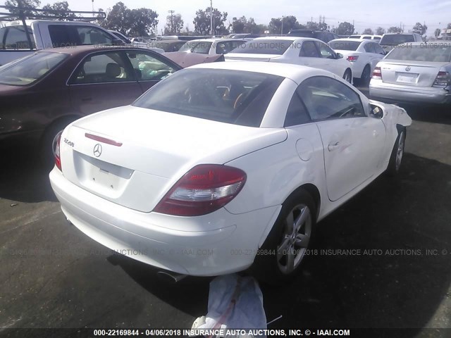 WDBWK54FX6F106637 - 2006 MERCEDES-BENZ SLK 280 WHITE photo 4