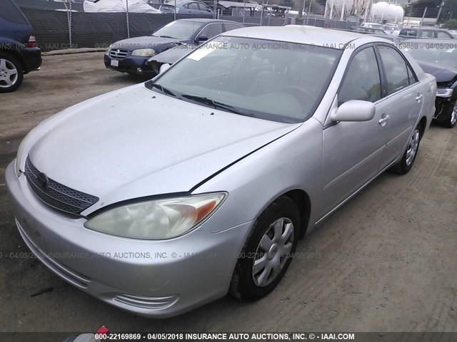 4T1BE32K12U070205 - 2002 TOYOTA CAMRY LE/XLE/SE SILVER photo 2