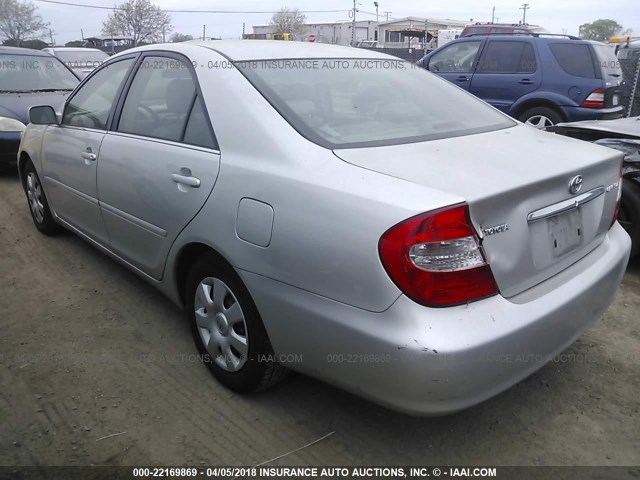 4T1BE32K12U070205 - 2002 TOYOTA CAMRY LE/XLE/SE SILVER photo 3