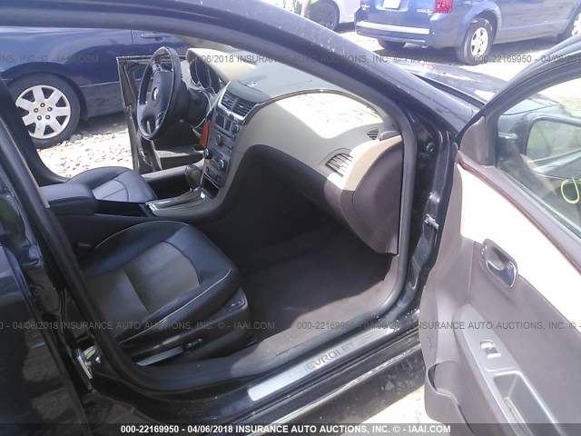 1G1ZE5EB2AF240996 - 2010 CHEVROLET MALIBU LTZ Qara foto 5