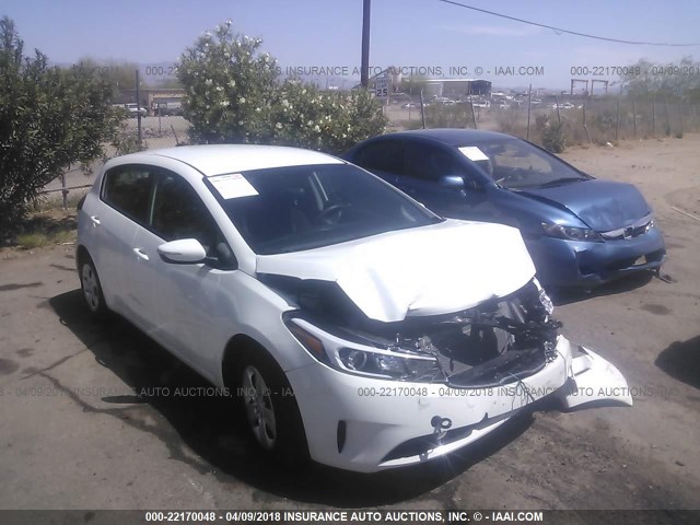 KNAFK5A85H5684089 - 2017 KIA FORTE LX WHITE photo 1