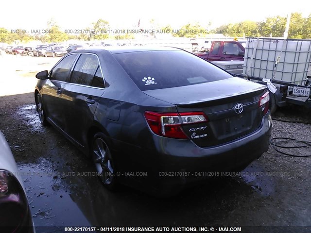 4T1BF1FK0EU464830 - 2014 TOYOTA CAMRY L/SE/LE/XLE ნაცრისფერი ფოტო 3