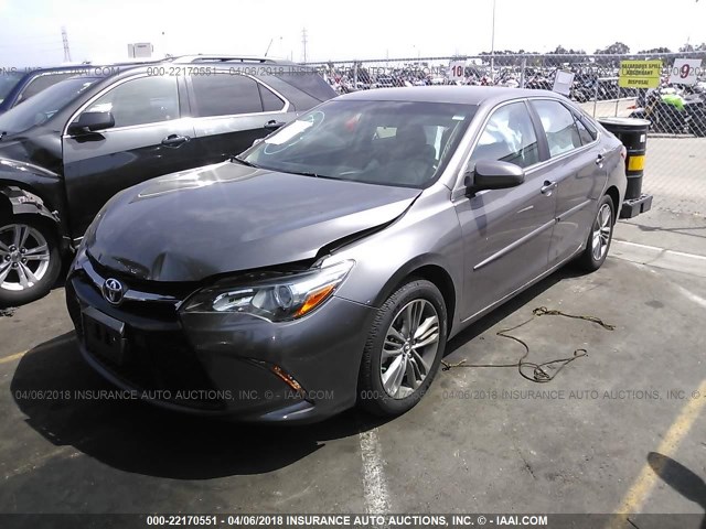 4T1BF1FK0FU114678 - 2015 TOYOTA CAMRY LE/XLE/SE/XSE GRAY photo 2