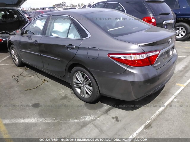 4T1BF1FK0FU114678 - 2015 TOYOTA CAMRY LE/XLE/SE/XSE GRAY photo 3