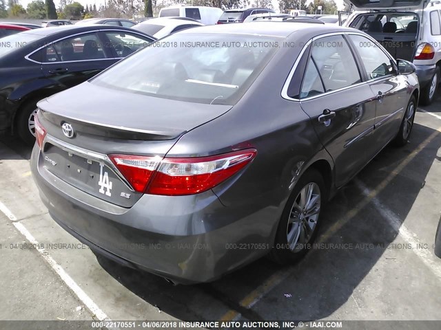 4T1BF1FK0FU114678 - 2015 TOYOTA CAMRY LE/XLE/SE/XSE GRAY photo 4