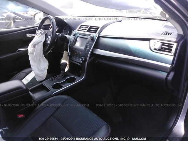 4T1BF1FK0FU114678 - 2015 TOYOTA CAMRY LE/XLE/SE/XSE GRAY photo 5