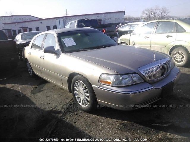 1LNHM82W43Y647865 - 2003 LINCOLN TOWN CAR SIGNATURE Champagne photo 1