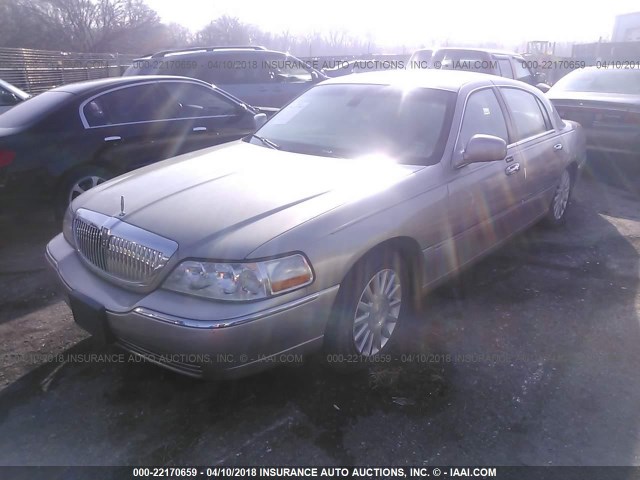 1LNHM82W43Y647865 - 2003 LINCOLN TOWN CAR SIGNATURE Champagne photo 2