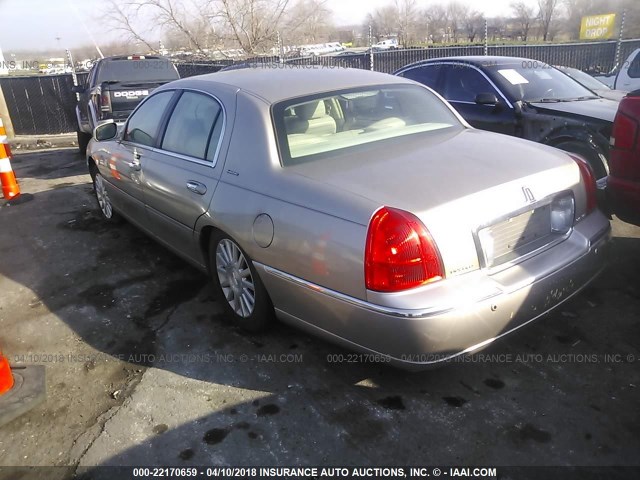 1LNHM82W43Y647865 - 2003 LINCOLN TOWN CAR SIGNATURE Champagne photo 3