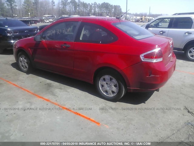 1FAHP32N58W189848 - 2008 FORD FOCUS S/SE RED photo 3