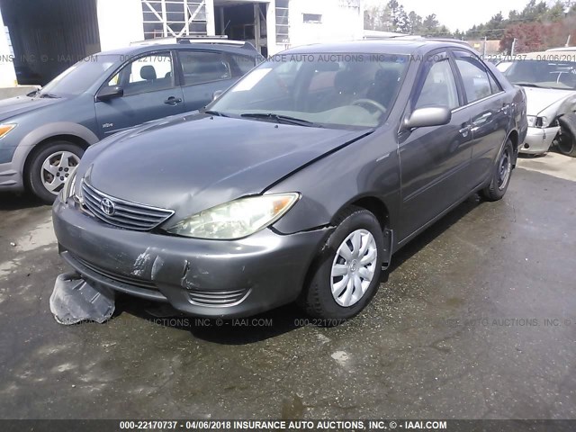 4T1BE32K15U992185 - 2005 TOYOTA CAMRY LE/XLE/SE GRAY photo 2