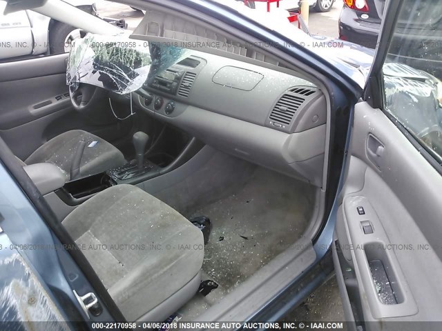 JTDBE32K540259552 - 2004 TOYOTA CAMRY LE/XLE BLUE photo 5