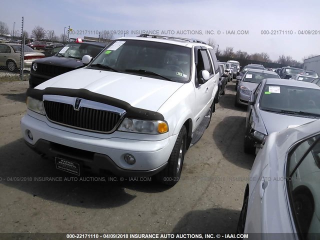 5LMFU28R31LJ15584 - 2001 LINCOLN NAVIGATOR WHITE photo 2