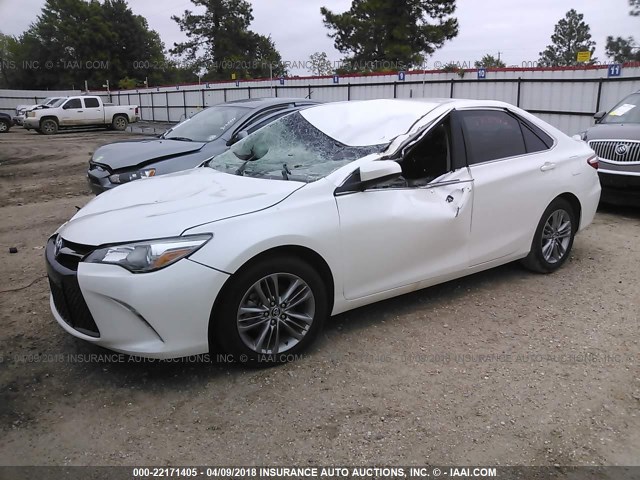 4T1BF1FK8FU063527 - 2015 TOYOTA CAMRY LE/XLE/SE/XSE WHITE photo 2