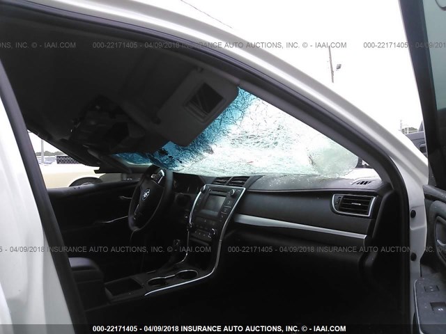 4T1BF1FK8FU063527 - 2015 TOYOTA CAMRY LE/XLE/SE/XSE WHITE photo 5