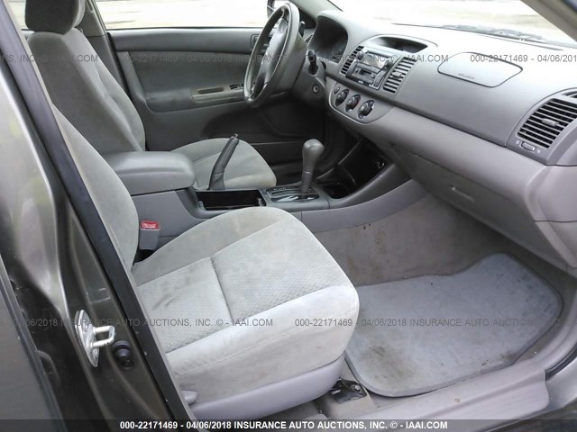 4T1BE32K14U920059 - 2004 TOYOTA CAMRY LE/XLE/SE ნაცრისფერი ფოტო 5