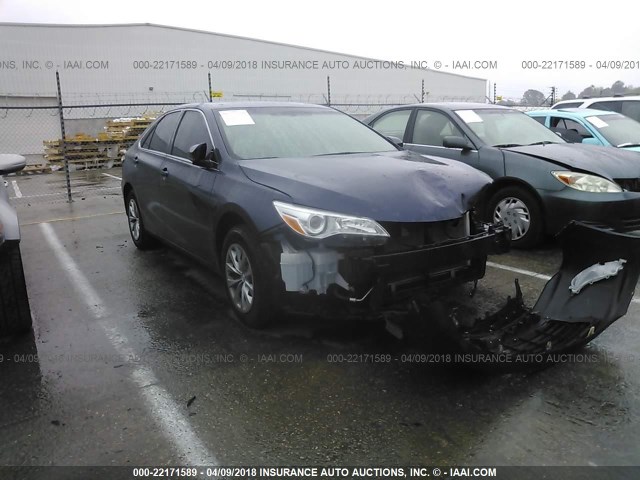 4T1BF1FK3GU547235 - 2016 TOYOTA CAMRY LE/XLE/SE/XSE Blau Foto 1
