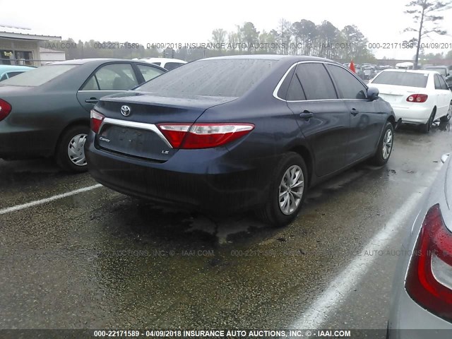 4T1BF1FK3GU547235 - 2016 TOYOTA CAMRY LE/XLE/SE/XSE Blau Foto 4