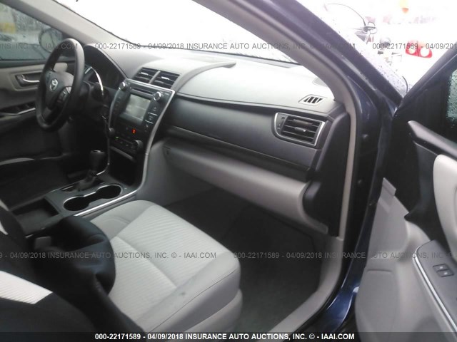 4T1BF1FK3GU547235 - 2016 TOYOTA CAMRY LE/XLE/SE/XSE Blau Foto 5