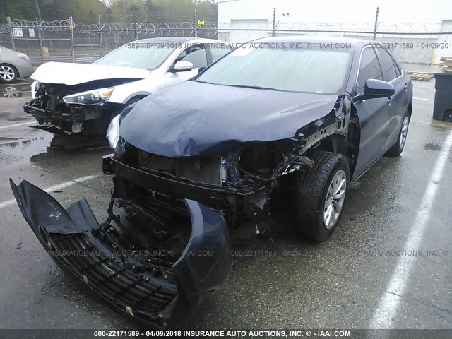 4T1BF1FK3GU547235 - 2016 TOYOTA CAMRY LE/XLE/SE/XSE Blau Foto 6