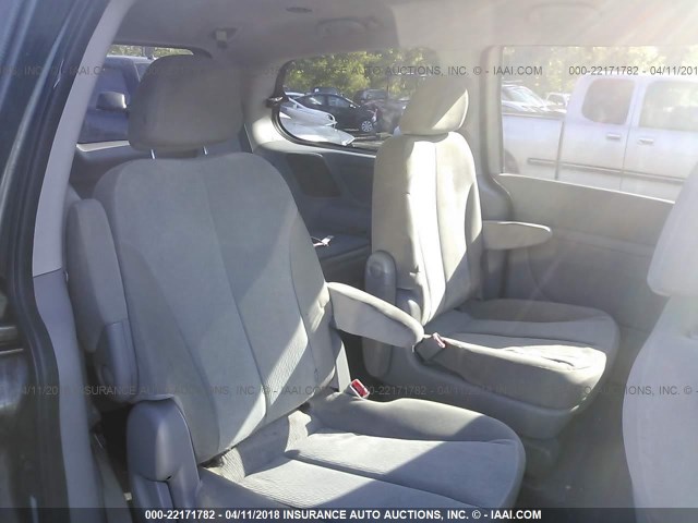 KNDMG4C77B6399227 - 2011 KIA SEDONA LX SILVER photo 8