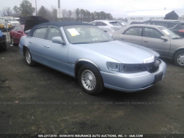 1LNFM81W8WY673642 - 1998 LINCOLN TOWN CAR EXECUTIVE Light Blue photo 1