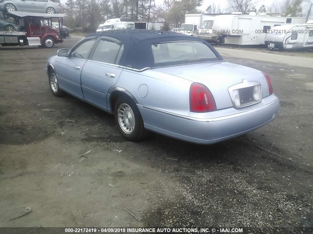 1LNFM81W8WY673642 - 1998 LINCOLN TOWN CAR EXECUTIVE Light Blue photo 3