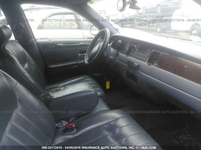 1LNFM81W8WY673642 - 1998 LINCOLN TOWN CAR EXECUTIVE Light Blue photo 5