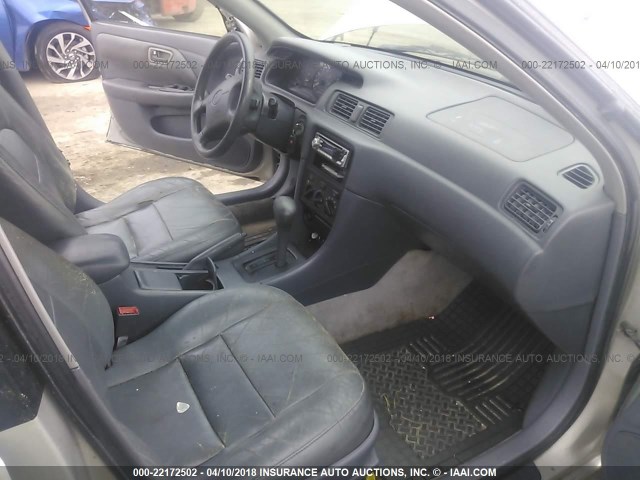 4T1BG22K51U047514 - 2001 TOYOTA CAMRY CE/LE/XLE 银色 照片 5