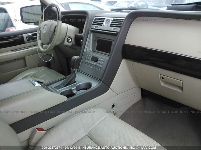 5LMFU28R54LJ37767 - 2004 LINCOLN NAVIGATOR GRAY photo 5