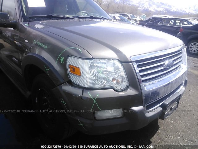 1FMEU73E56UB44229 - 2006 FORD EXPLORER XLT GRAY photo 6