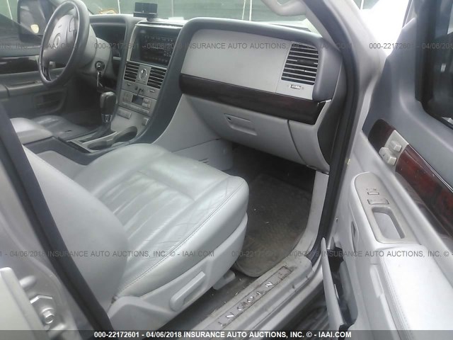 5LMEU88H25ZJ07209 - 2005 LINCOLN AVIATOR 银色 照片 5