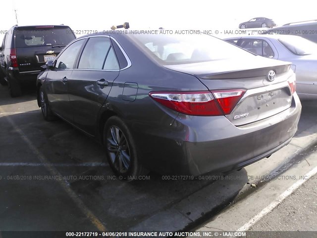 4T1BF1FK9GU212240 - 2016 TOYOTA CAMRY LE/XLE/SE/XSE GRAY photo 3