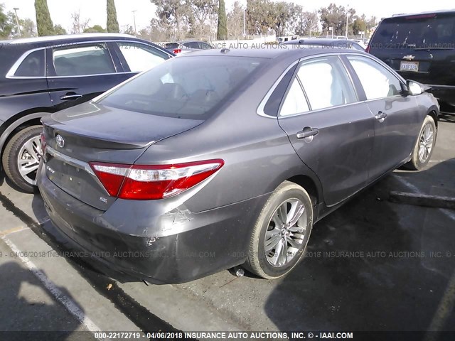 4T1BF1FK9GU212240 - 2016 TOYOTA CAMRY LE/XLE/SE/XSE GRAY photo 4
