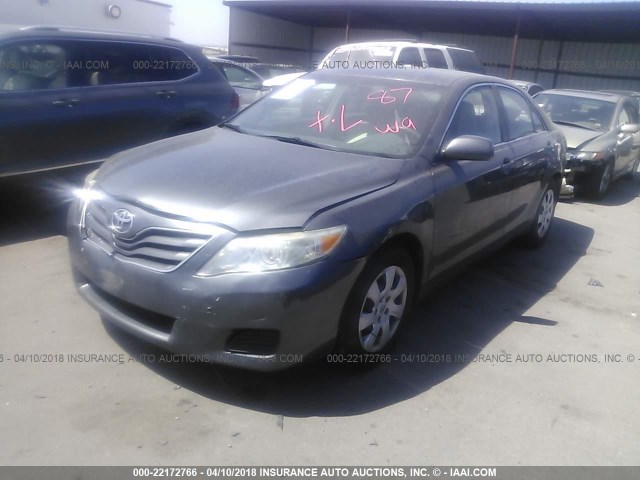 4T4BF3EK6BR114746 - 2011 TOYOTA CAMRY SE/LE/XLE GRAY photo 2