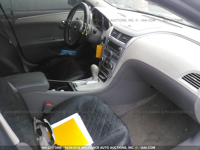 1G1ZB5EB0A4119856 - 2010 CHEVROLET MALIBU LS ვერცხლისფერი ფოტო 5